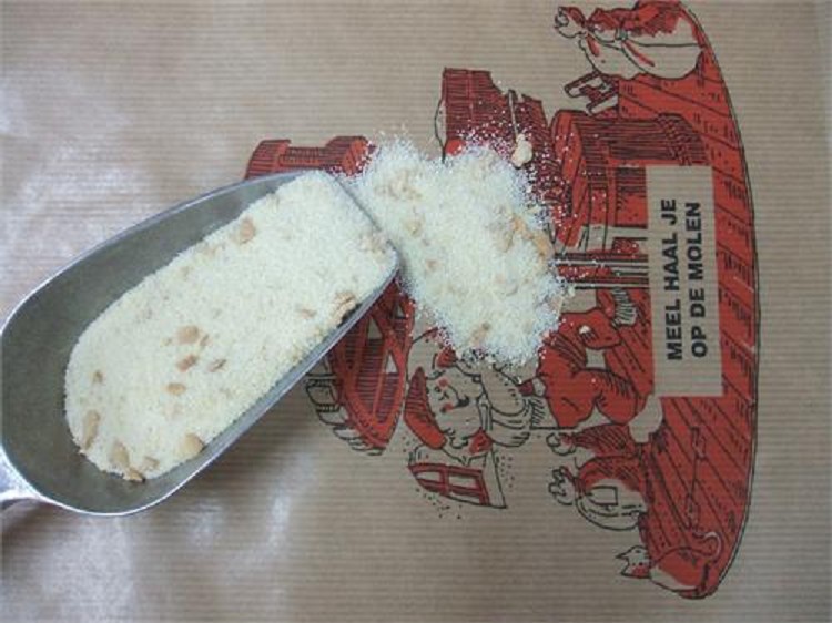 Tarwegriesmeel met bitterkoekjes